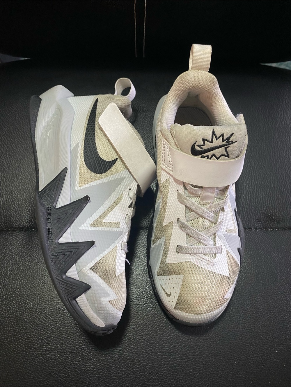 Nike Kids S.T Dynamite White, Black and Light Grey Athletic Sneakers Size 1Y